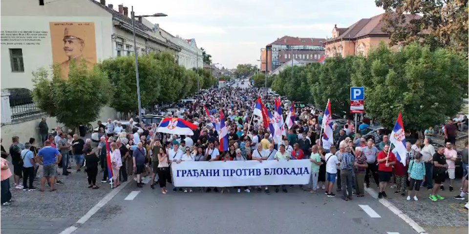 Neverovatan broj okupljenih u Zrenjaninu: Građani ustali protiv blokada -  snimak govori više od 1.000 reči (VIDEO)