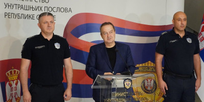 Potpredsednik Vlade i ministar unutrašnjih poslova Ivica Dačić izjavio je policija u Leskovcu zaplenila oko 8 kilograma kokaina i uhapsila S. I. (44), državljanina Severne Makedonije.