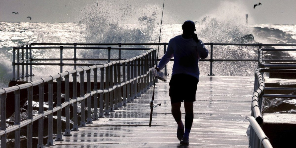 Stižu monstrum talasi, Amerikanci upozoreni! Uragan Erin dostiže vrhunac (FOTO/VIDEO)