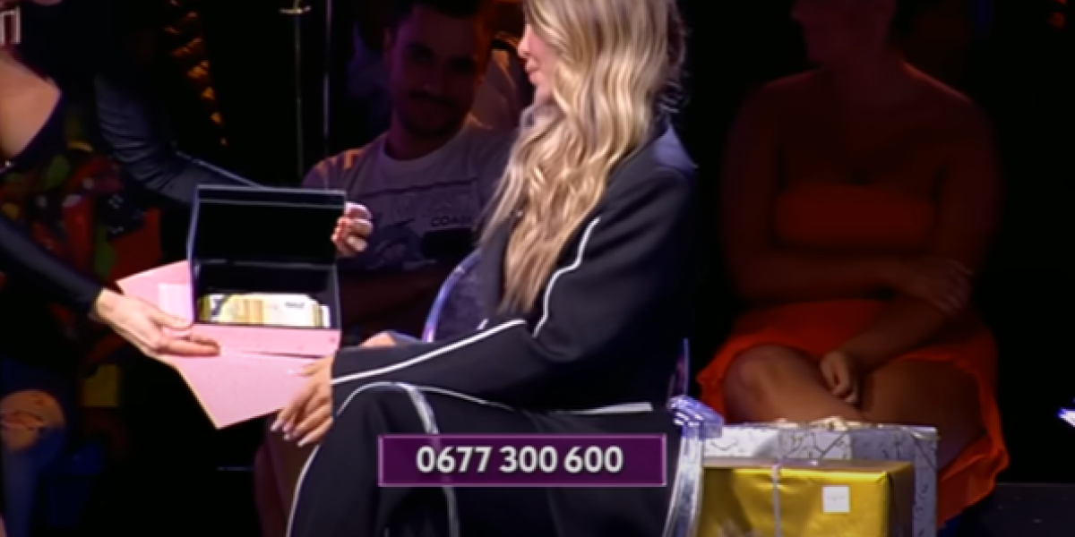 Aneli Ahmić pokazala kutiju sa novcem