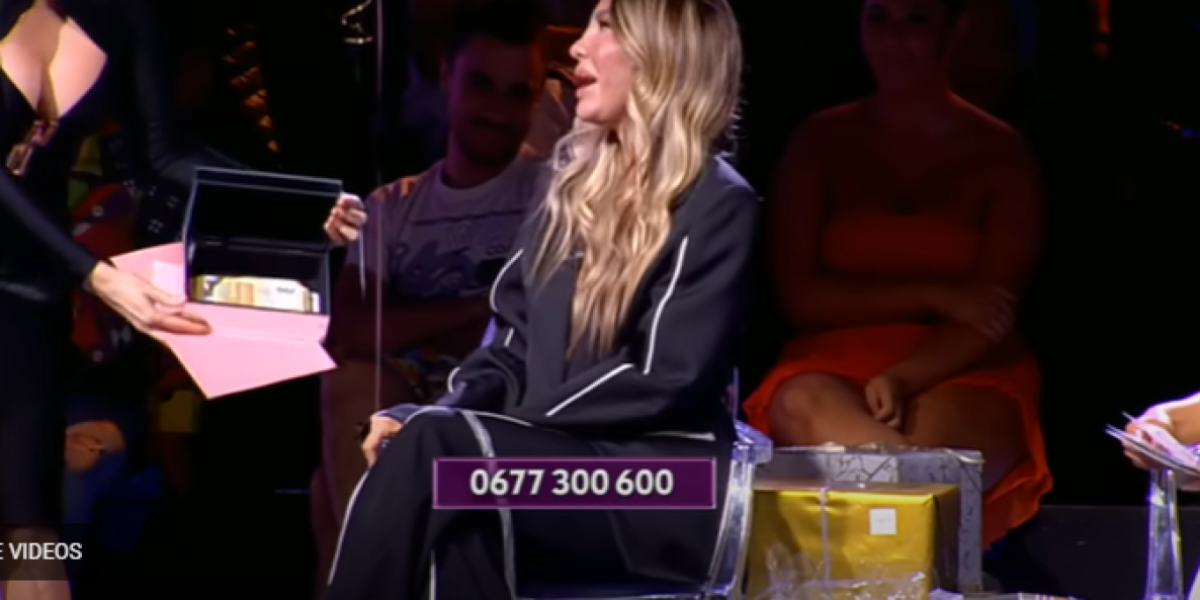 Aneli Ahmić pokazala kutiju sa novcem