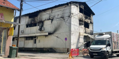 Veliki požar buknuo je noćas oko 21 čas, u tržnom centru u Petrovcu na Mlavi.