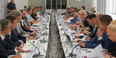 U okviru priprema za donošenje novog paketa ekonomskih mera, danas se u Privrednoj komori Srbije održao sastanak sa predstavnicima trgovinskih lanaca.