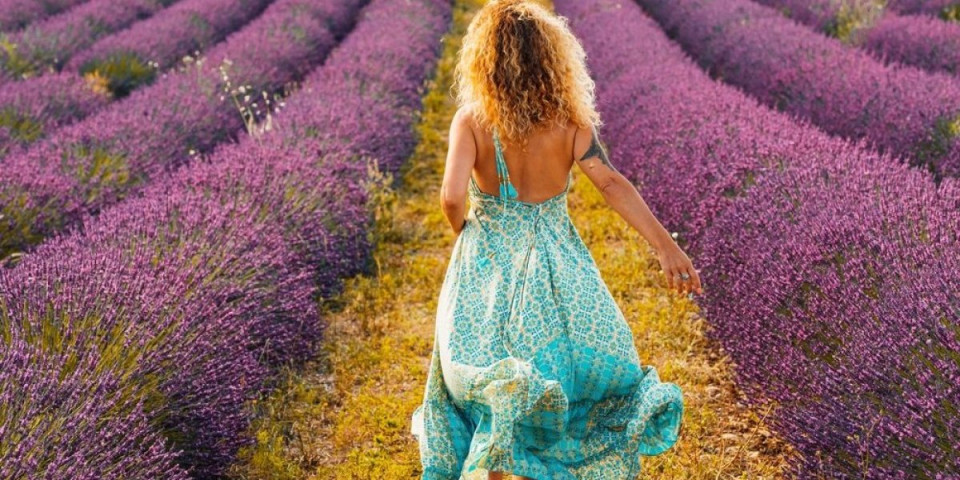 Haljine golih leđa najmodernije ove sezone: Večni simbol ženstvenosti i seksepila (FOTO)