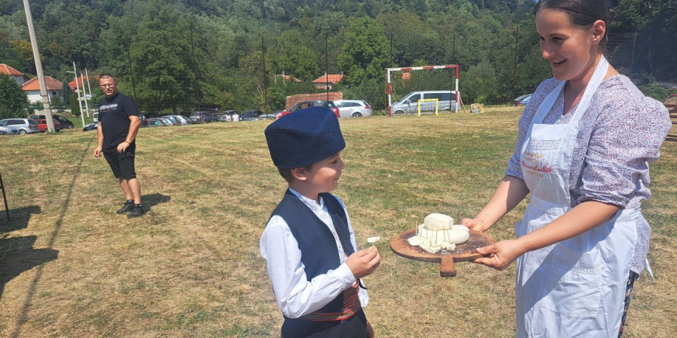 Gužva u Medveđici! Svadbarskom kupusu, proji i vlaškome siru teško je odoleti (FOTO)