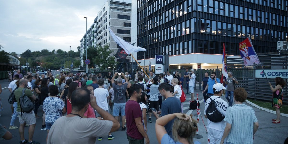Blokaderska igranka bez prestanka! N1 sinoć blokirao sopstvenu televiziju, zgubidani išli na kuću Bate Gašića - potpuni teror (VIDEO)