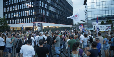 Blokaderi zgubidani i pristalice antisrpskih medija prevazišli su sami sebe. Naime, večeras se šaka jada blokadera okupila na Novom Beogradu ispred prostorija medijske kuće N1.