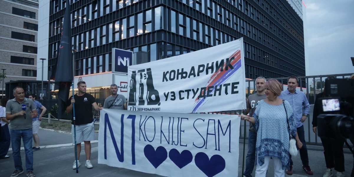 Vidno razočarani: Pristalice N1 protestuju protiv novog direktora, a postavio ga većinski vlasnik te kuće (VIDEO)