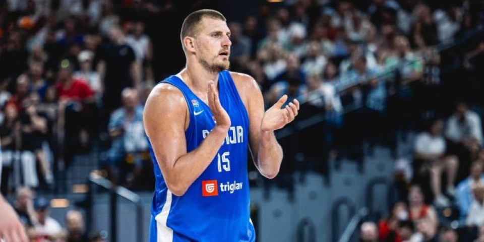 Nećete verovati šta je Jokić radio pre puta u Rigu: Hit snimak sa aerodroma obišao region! (VIDEO)