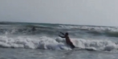 Policijski inspektor M.S. iz Novog Pazara danas je pokazao izuzetnu hrabrost spasivši ženu od utapanja na jednoj od crnogorskih plaža. Drama se odigrala u popodnevnim satima, kada su zbog visokih talasa bile istaknute crvene zastavice koje upozoravaju kupače na opasnost.