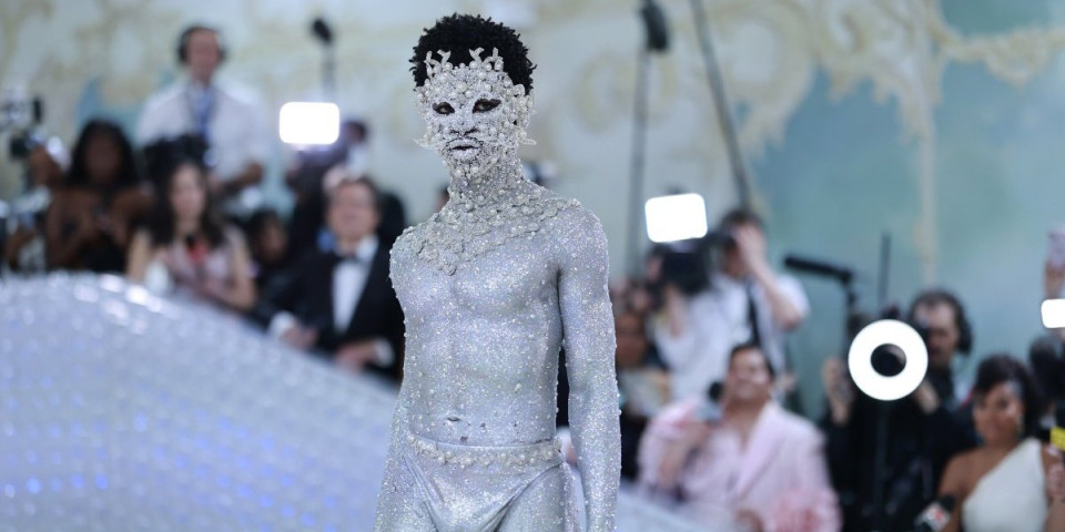 Drogiran šetao ulicama u gaćama i njihao kukovima: Nećete verovati šta je poznati reper stavio na glavu (VIDEO)