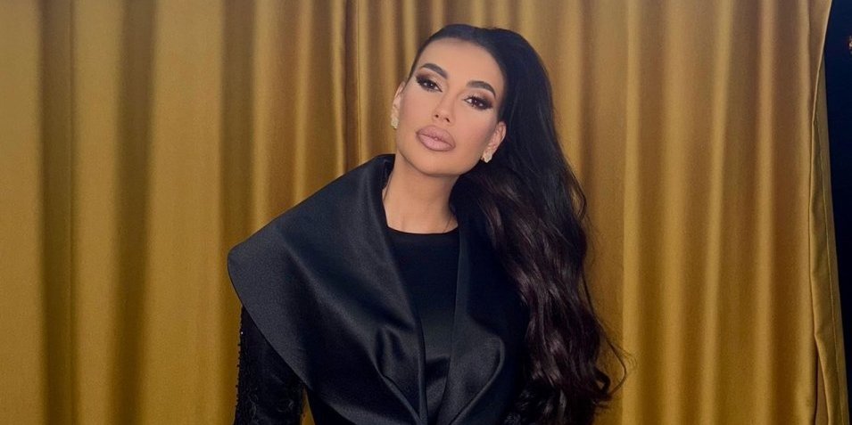 Kaća Grujić po kiši pevala na trgu pred 2.000 ljudi: Pevačica poklonila koncert Kolašincima (FOTO/VIDEO)