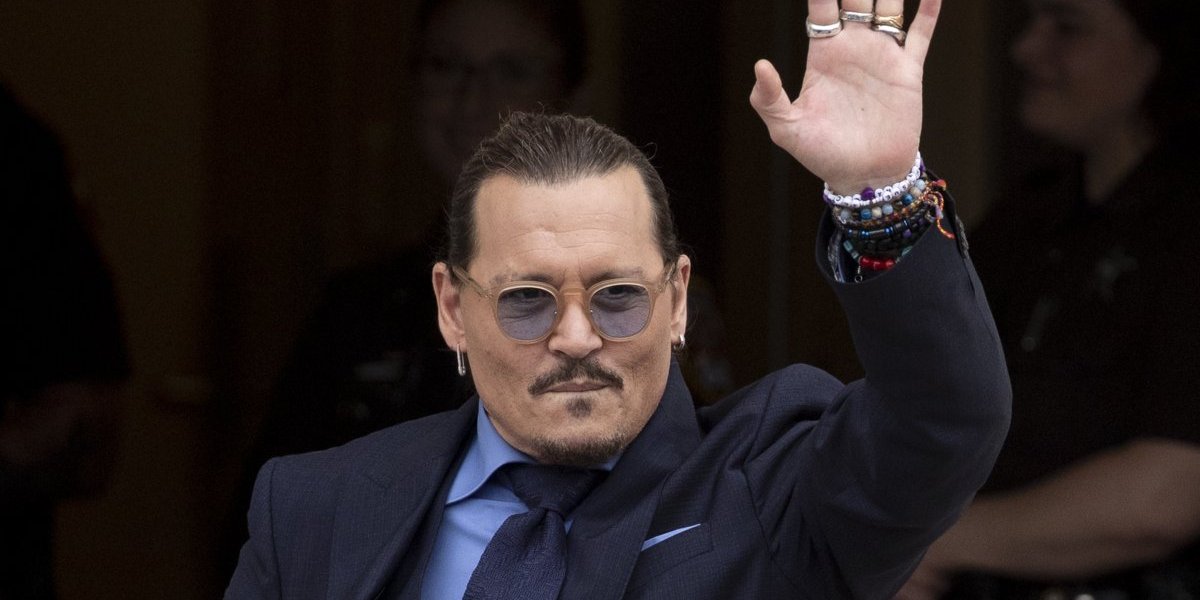 (FOTO) Džoni Dep nosio srpsku kravatu blagoslovljenu od episkopa Stefana: Pravoslavni motivi oduševili svet, a oslikavaju ovu svetinju