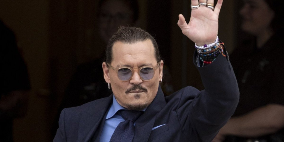 (FOTO) Džoni Dep nosio srpsku kravatu blagoslovljenu od episkopa Stefana: Pravoslavni motivi oduševili svet, a oslikavaju ovu svetinju