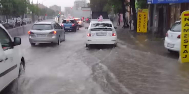 Apokaliptične scene u Srbiji: Snažna oluja uništava sve pred sobom - Dan se pretvorio u noć (FOTO/VIDEO)