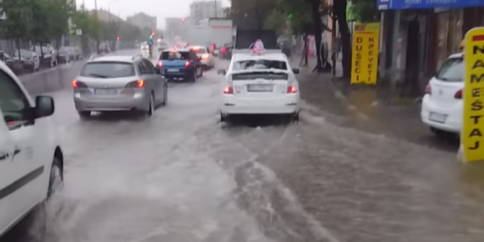 Apokaliptične scene u Srbiji: Snažna oluja uništava sve pred sobom - Dan se pretvorio u noć (FOTO/VIDEO)