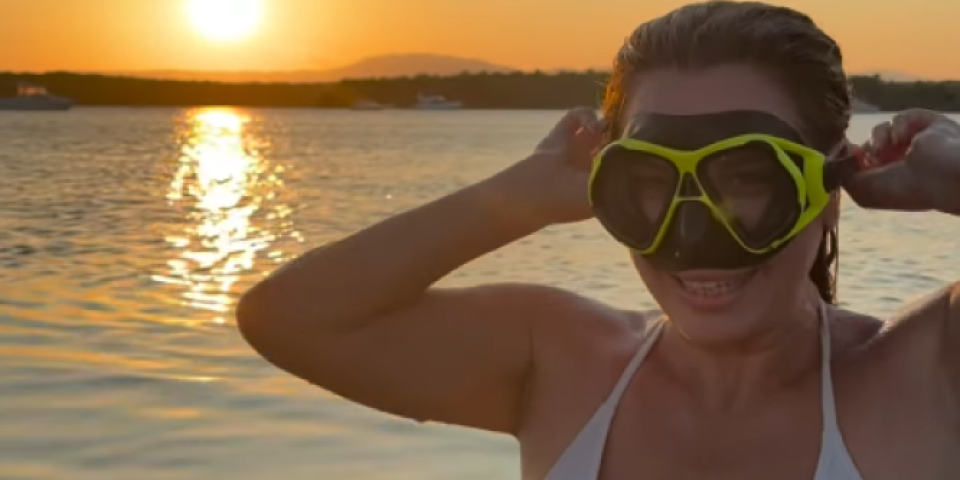Mnogi bi sa njom ronili: Najprsatija Hrvatica se bućnula u moru, ogromne grudi prkose utapanju (VIDEO)