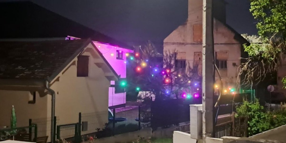 Nekima Nova godina nikad ne prolazi! Lapioni upaljeni usred leta na kući u Velikom Gradištu govore o tome!