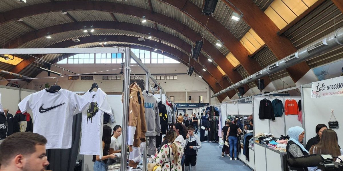 Roditelji školaraca pojurili na tezge! Na vašaru pronašli sve što im je potrebno i to upola cene (FOTO)