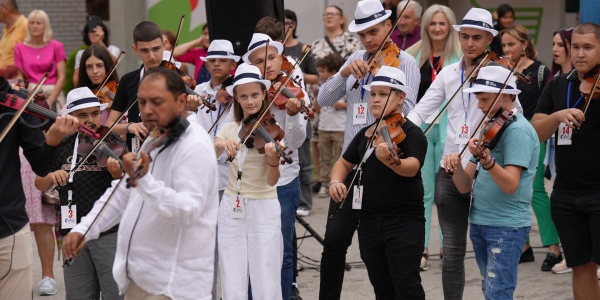 Ovo je sada najveselije selo u Srbiji! U Pranjanima počeo sabor muzičara koji svirkom diraju dušu (FOTO)
