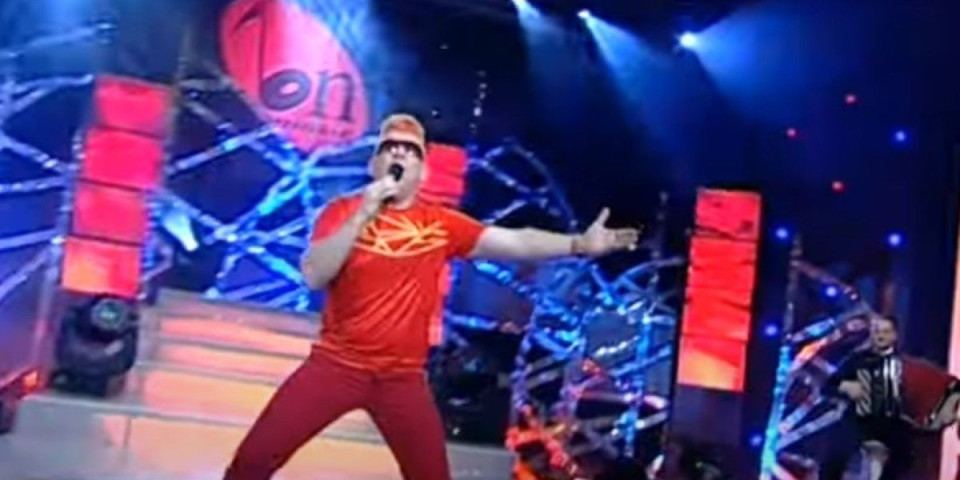 U toku nastupa pao na pod, pa počeo da šmrče - Pevač šokirao publiku (VIDEO)