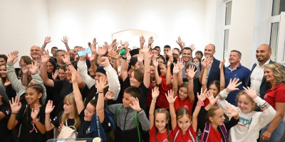 Đorđe Milićević, ministar bez portfelja zadužen da prati stanje, predlaže mere i učestvuje u koordinaciji aktivnosti u oblasti odnosa Republike Srbije sa dijasporom širom Srbije otvara kulturno-obrazovne kampove koji okupljaju decu iz dijaspore.