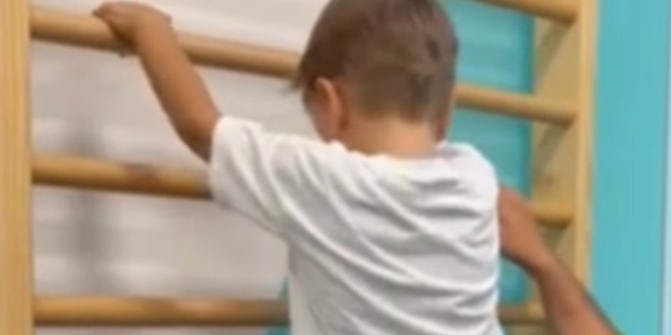 Dečak Lav dokaz da je sve moguće: Pogledajte kako izgledaju njegovi prvi koraci (VIDEO)