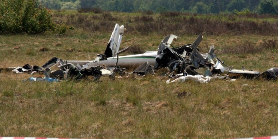 Užas u vazduhu: Avion se srušio blizu groblja