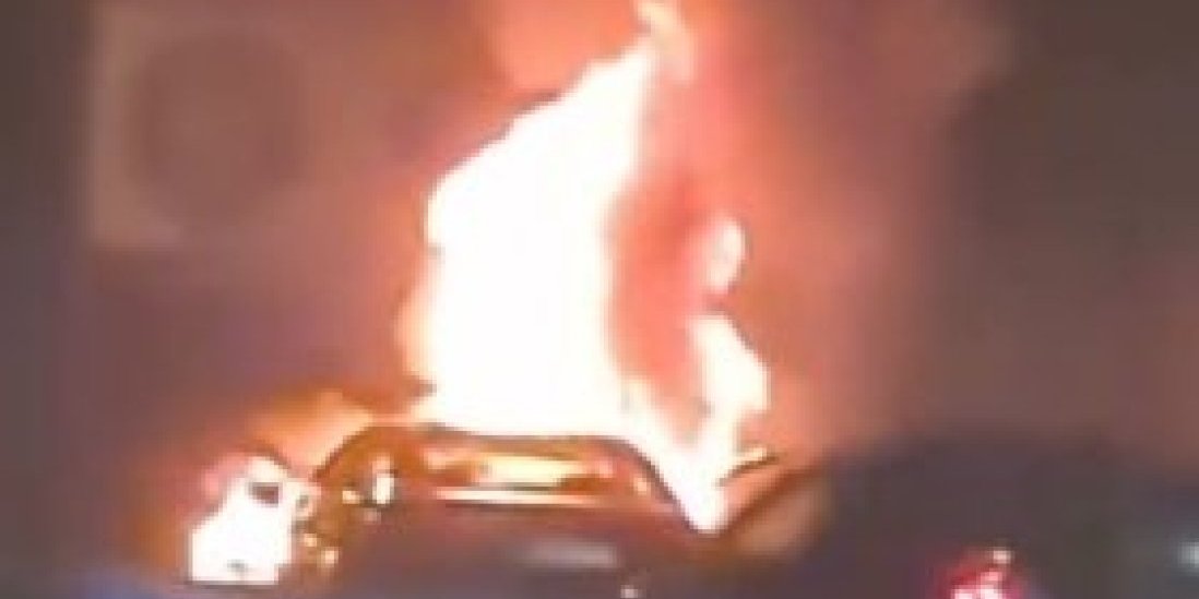 Plamen guta vozilo: Gori automobil u Novom Sadu  (VIDEO)