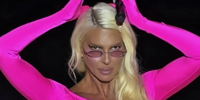 (VIDEO) Kolaps u Vranju zbog Karleuše: Ne dozvoljavaju joj da prođe, priredila nezapamćeni spektakl