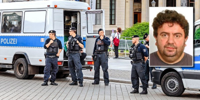 Pripadnici nemačke policije i dalje tragaju za Kenanom Mehovićem (40), koji je u petak u Mendenu upucao dva muškarca, od kojih je jedan preminuo na mestu, dok je drugi teško ranjen.