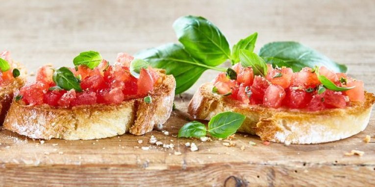 Brusketi sa paradajzom i bosiljkom: Topli i hrskavi - Savršeni uz čašu vina (FOTO)