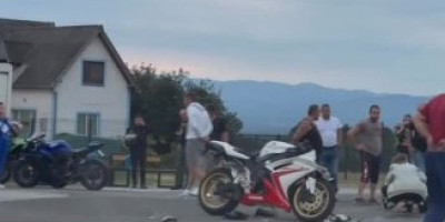 Saobraćajna nezgoda dogodila se u Bresnici kod Čačka i tom prilikom je povređen motociklista.