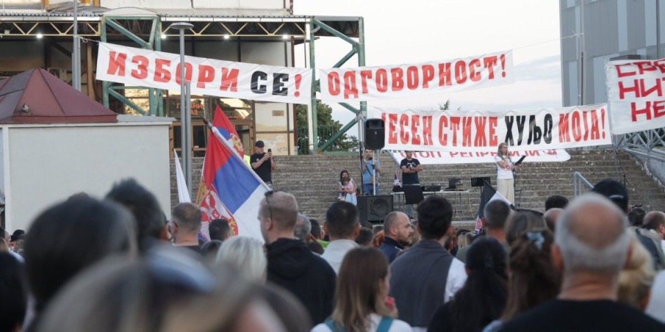 To je taj "impozantni" blokaderski skup u Sremskoj Mitrovici: Savo Manojlović zakopao svoje miljenike snimkom iz drona (VIDEO)