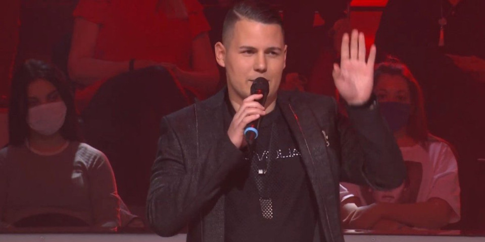 Haos u Valjevu: Pevaču usred nastupa pao krov na glavu