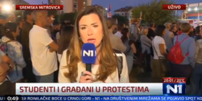 Blokaderi su danima najavljivali svoj "impozantni skup u Sremskoj Mitrovici", koji je bio zakazan za sinoć, 24. avgusta, međutim, ispostavilo se da se u tom gradu okupila šaka jada ljudi, a da sve bude smešnije, i novinarka tajkunske N1 je u programu uživo priznala kako su dovođeni demonstranti iz cele Srbije.