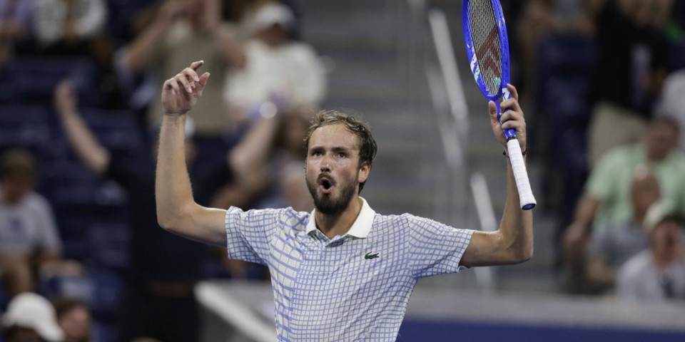 Istorijska blamaža u Njujorku: Anonimus eliminisao Medvedeva u prvom kolu