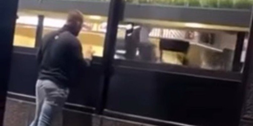 Snimak jezivog napada u Užicu: Nožem izbo četvoricu (VIDEO)