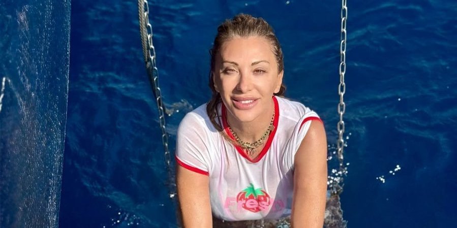 Seksi Italijanka ponovo provocira Srbe: Zanosna brineta pokazala bradavice u šestoj deceniji (FOTO)