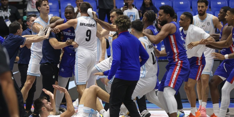 (VIDEO) Ti si debeo... Onda je krenula makljaža - Nezamisliva tuča usred meča Kupa Amerike