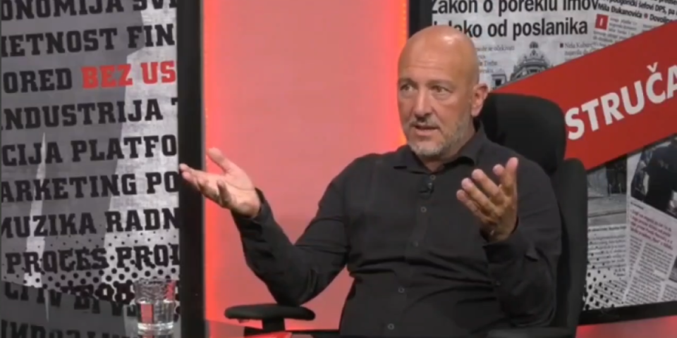 (FOTO) Književno veče?! A mi se kopčamo na leđima: Sudija Majić otišao u Nemačku