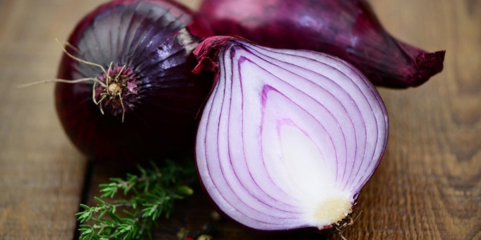 Nije samo za salatu: Crveni luk čini čuda za naše zdravlje