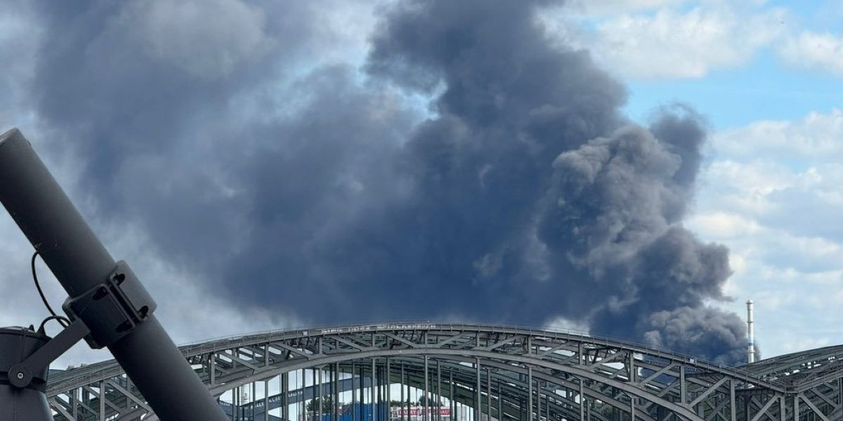 Dramatične scene iz Nemačke: Veliki požar u luci, zbog eksplozija zatvoren autoput, veliki broj povređenih! (FOTO/VIDEO)