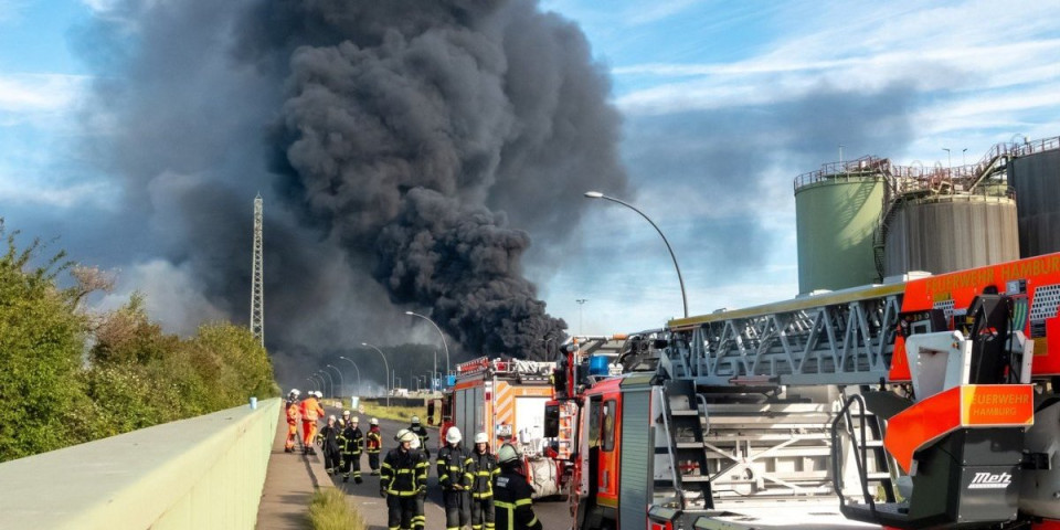 Širi se požar u Nemačkoj: Gust dim prekrio Hamburg, desetine vatrogasaca na terenu, pogođeno vozilo hitne pomoći! (FOTO)