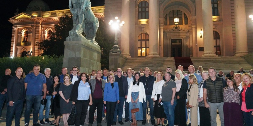 Ministri i poslanici s građanima! Još jedno druženje ispred Skupštine