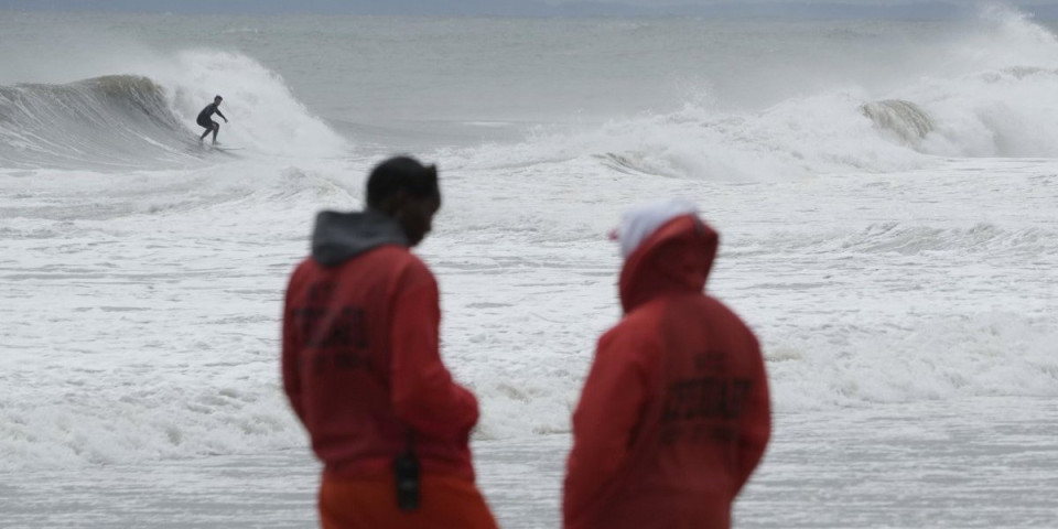 Bajdenovog saradnika oterali sa plaže! Oglasila se spasilačka služba! (FOTO)