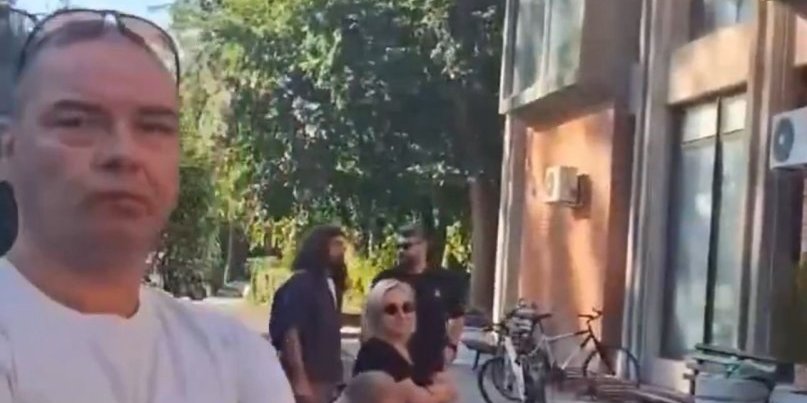 (VIDEO) Ovako je dekan filozofskog isterao blokadere s fakulteta: Unezvereni zgubidani zavapili: "Pomozite nam", pa se javio nasilnik Goran Ješić