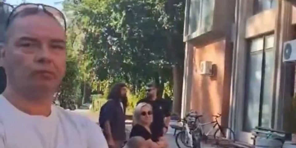 (VIDEO) Ovako je dekan filozofskog isterao blokadere s fakulteta: Unezvereni zgubidani zavapili: "Pomozite nam", pa se javio nasilnik Goran Ješić
