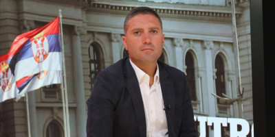 Član Predsedništva SNS-a Miloš Terzić objavio je fotografiju jednog od blokadera, na kojoj se vidi privezak sa mapom Srbije bez Kosova i Metohije, uz komentar: "SNS sektaši dele privezak bez Kosova, debili ostaju debili."