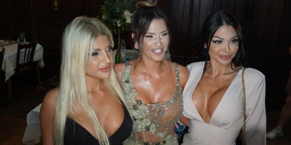 Grudi jedva stale u bikini - Voditeljka se baškari na Ibici, zavodljivim pozama mami uzdahe  (FOTO)